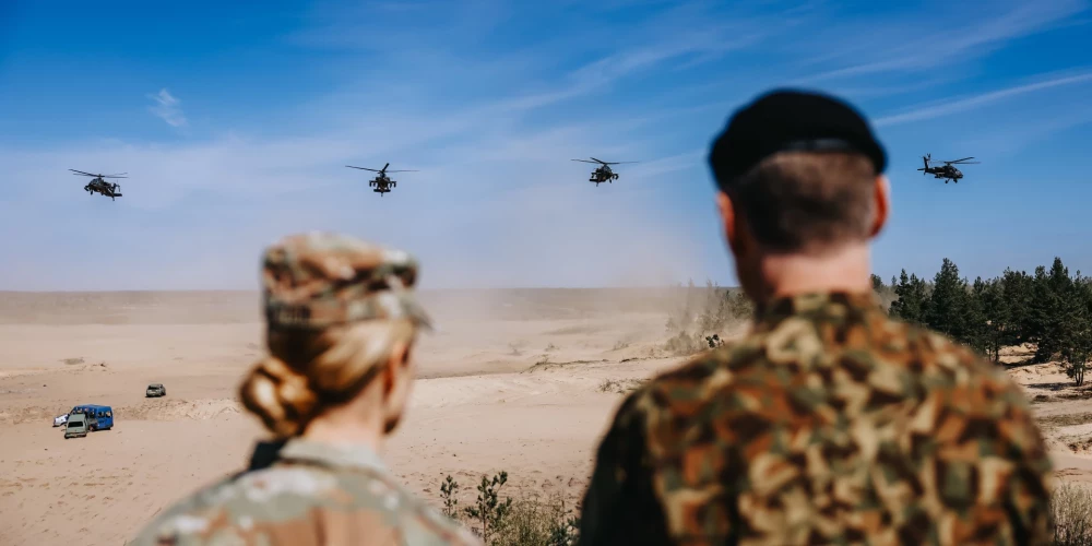 “Apache” helikopteru apkalpes ir spējīgas veikt kaujas operācijas, kaujas šaušanu un neitralizēt dažādu tipu mērķus.