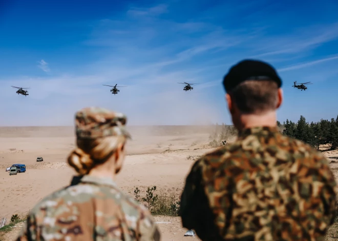 “Apache” helikopteru apkalpes ir spējīgas veikt kaujas operācijas, kaujas šaušanu un neitralizēt dažādu tipu mērķus.