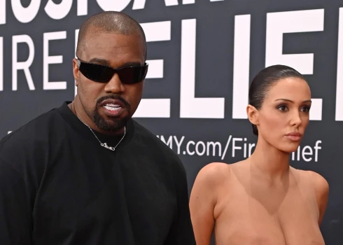 Kanje Vests ar sievu Bjanku Censori.