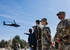 FOTO, VIDEO: Ādažos savas kaujas spējas demonstrē leģendārie ASV uzbrukuma helikopteri "Apache"