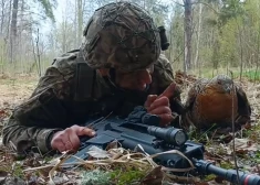 ВИДЕО: во время учений земессарга решила поддержать... самка глухаря