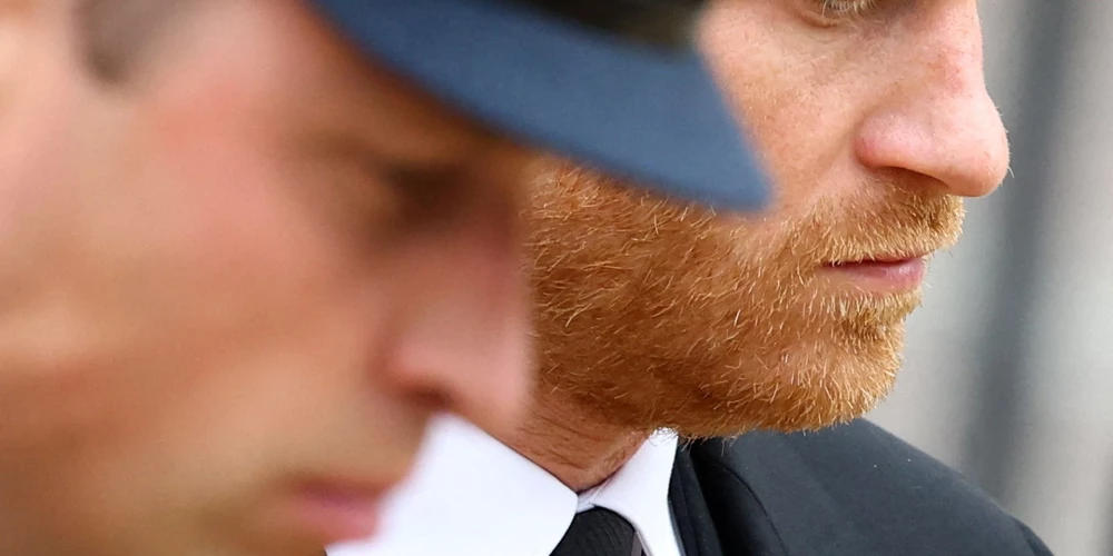 (FILES) In this file photo taken on September 19, 2022 Britain's Prince William, Prince of Wales (L) and Britain's Prince Harry, Duke of Sussex (R) attend the State Funeral of Britain's Queen Elizabeth II in London. - Britain's Prince Harry recounts in his new book how he was physically "attacked" by his older brother Prince William during an argument in 2019, the Guardian reported on January 4, 2023. (Photo by HANNAH MCKAY / POOL / AFP)