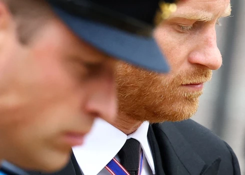 (FILES) In this file photo taken on September 19, 2022 Britain's Prince William, Prince of Wales (L) and Britain's Prince Harry, Duke of Sussex (R) attend the State Funeral of Britain's Queen Elizabeth II in London. - Britain's Prince Harry recounts in his new book how he was physically "attacked" by his older brother Prince William during an argument in 2019, the Guardian reported on January 4, 2023. (Photo by HANNAH MCKAY / POOL / AFP)