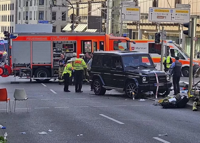 Cilvēku grupā Štutgartē ietriecies auto - vairāki cilvēki guvuši smagus ievainojumus