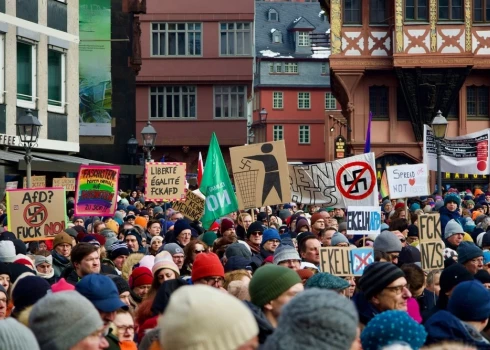 В Германии партия АдГ ассоциируется с нацизмом, против нее регулярно проходят массовые протесты.