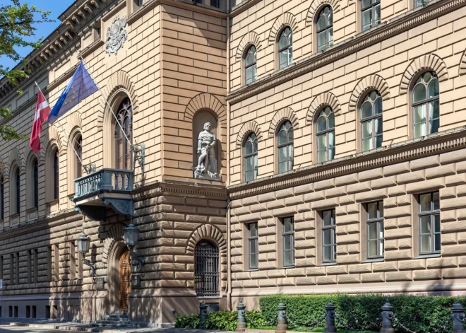 Pie Saeimas nama godinās Latvijas neatkarības atjaunotājus