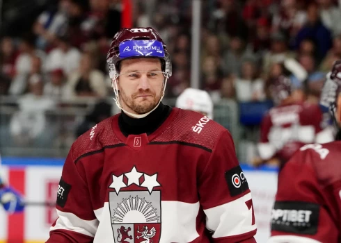 Uzbrucējs Miks Indrašis šajā pavasarī nepievienosies Latvijas vīriešu hokeja izlasei. 