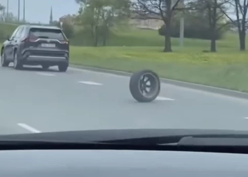 Krasta ielā automašīnai brauciena laikā atdalās ritenis. 