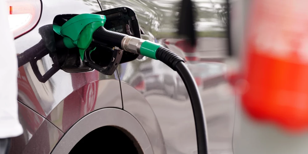 Automašīnas degvielas uzpildes stacijā "Circle K". 