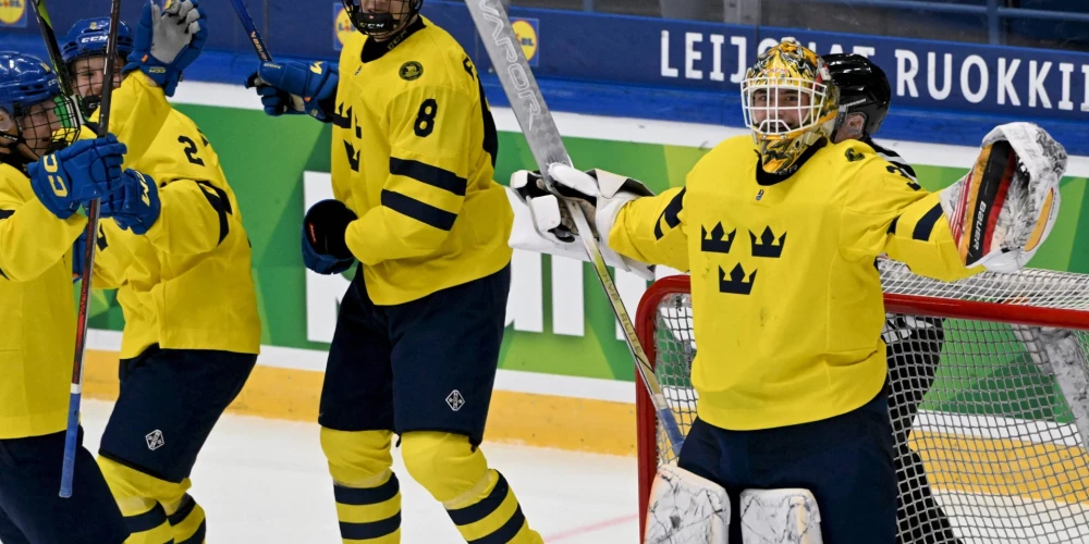 Zviedrijas U-18 hokeja izlases spēlētāji.  