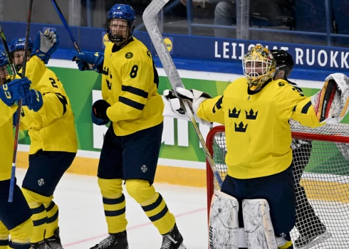 Zviedrijas U-18 hokeja izlases spēlētāji.