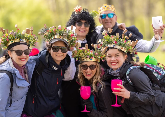 FOTO: koncerti, radoši tērpi un trakulīgas dejas. 1400 cilvēku Siguldā dodas gleznainajā Vīna pārgājienā