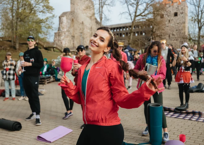 Ar krāšņiem tērpiem un koncertiem aizritējis otrais Vīna pārgājiens Siguldā.
