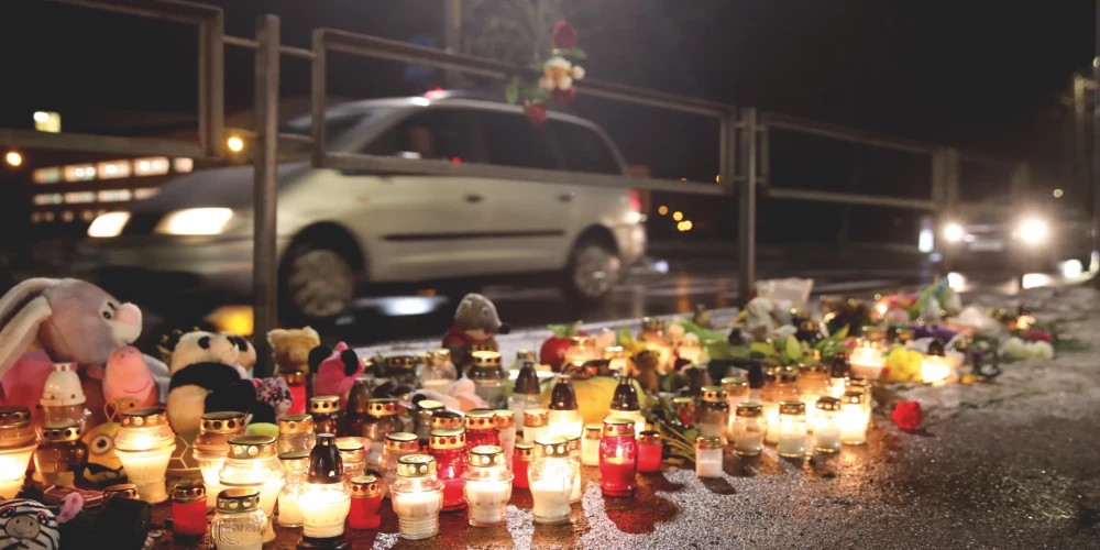 Sekas bezatbildībai var būt ļoti smagas. Attēlā –  ziedi, sveces un rotaļlietas pie gājēju pārejas Rīgā Andreja Saharova ielā, par piemiņu astoņgadīgai meitenītei, kuru 2022. gada janvārī nāvējoši notrieca dzērājšoferis.