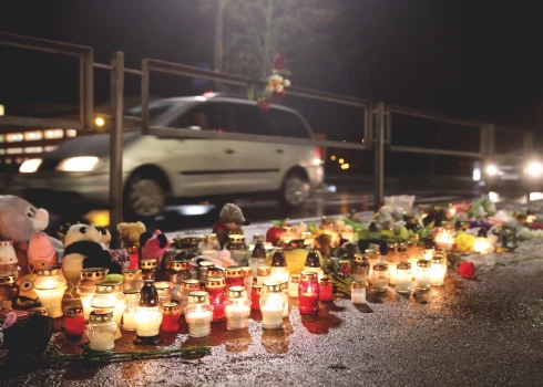 Sekas bezatbildībai var būt ļoti smagas. Attēlā –  ziedi, sveces un rotaļlietas pie gājēju pārejas Rīgā Andreja Saharova ielā, par piemiņu astoņgadīgai meitenītei, kuru 2022. gada janvārī nāvējoši notrieca dzērājšoferis.
