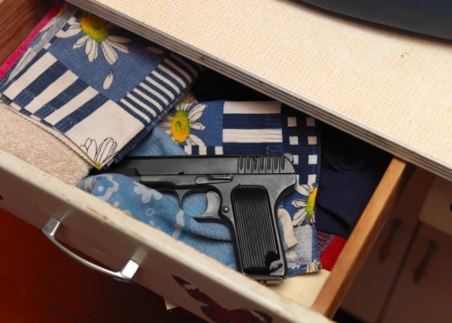 Pēc Pļavnieku traģēdijas rodas jautājums: kur mājās drīkst glabāt šaujamieroci