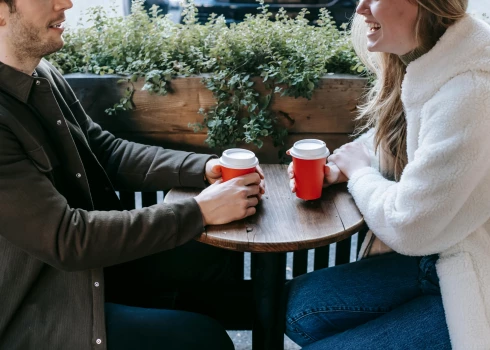 Vai cilvēki aizmirst, ka kafejnīcas ir vieta, kur socializēties?