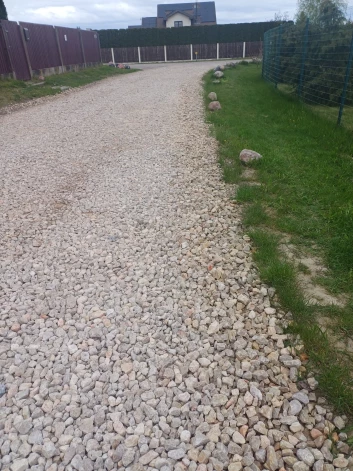 Daudzi ķekavieši neapmierināti ar to, ka pilsētā zemes ceļus noklāj ar akmens šķembām, neatstājot vietu kājāmgājējiem.