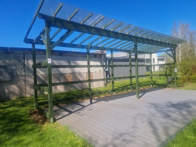 Ādažu Senioru parka izdemolētā pergole 27. aprīlī.