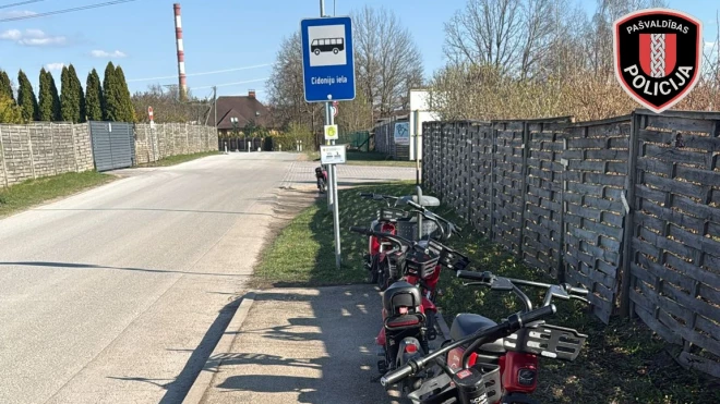 Ropažu novada kārtības sargi piefiksējuši, ka Dreiliņos, Cidoniju ielas autobusa pieturā, stāvradži neļauj cilvēkiem ne godīgi iekāpt, ne izkāpt no autobusa.