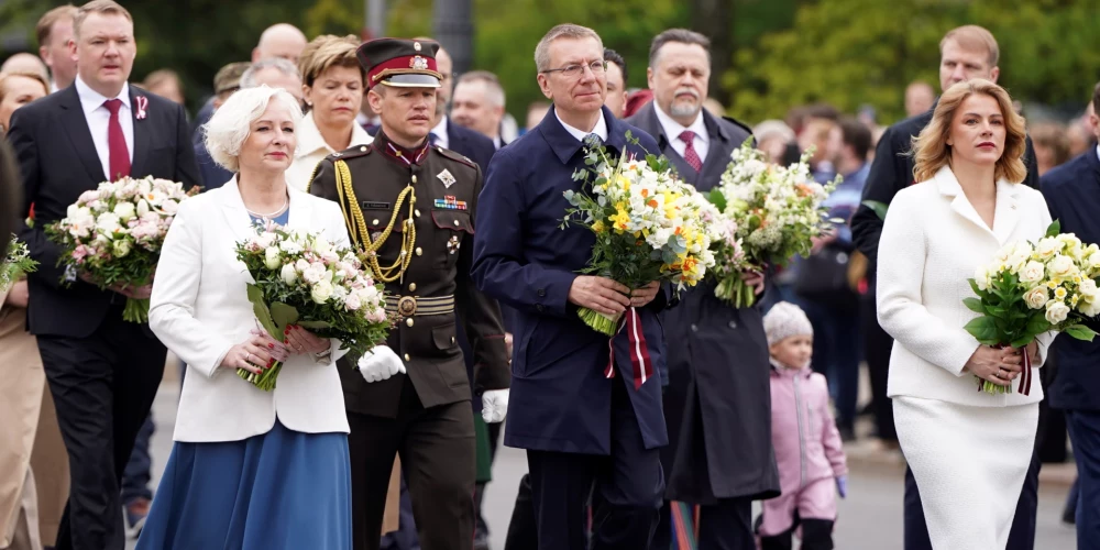 Svinīgā ziedu nolikšanas ceremonija pie Brīvības pieminekļa Latvijas Neatkarības atjaunošanas 35. gadadienā.
