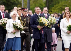 FOTO: svinīgā ceremonijā pie Brīvības pieminekļa noliek ziedus Latvijas Neatkarības atjaunošanas 35. gadadienā