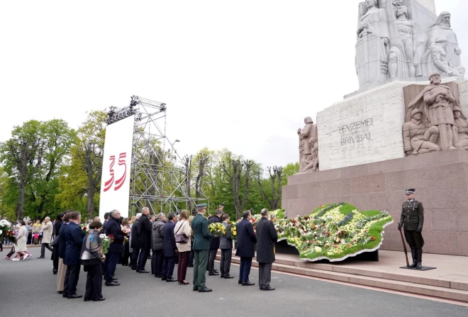 У памятника Свободы прошла торжественная церемония возложения цветов с участием высших должностных лиц государства.