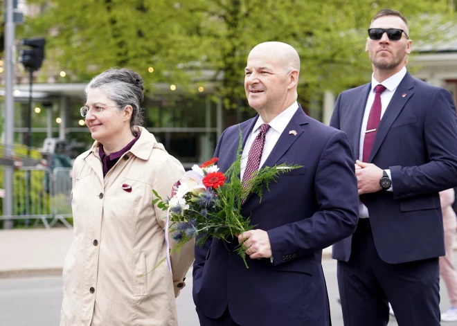 Svinīgā ziedu nolikšanas ceremonija pie Brīvības pieminekļa Latvijas Neatkarības atjaunošanas 35.gadadienā.