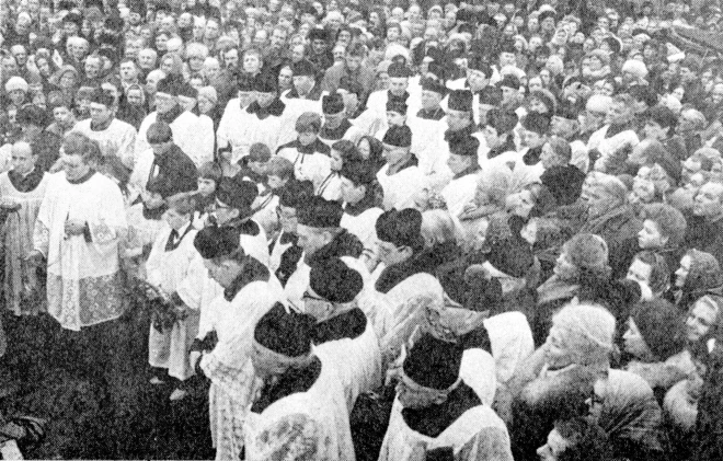 Atvadīties no Klementa Apša ieradās cilvēku pūļi.