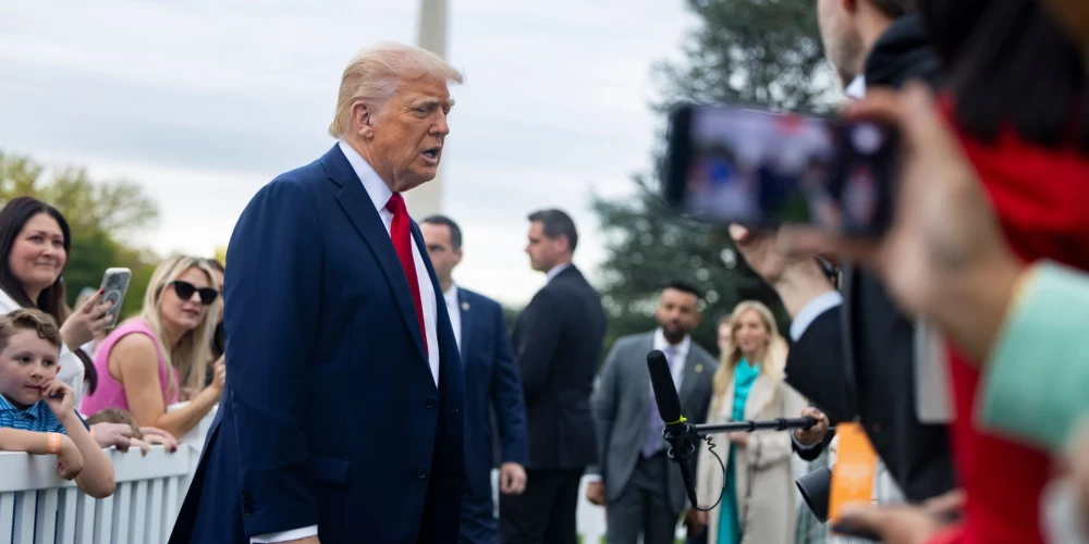 Donalds Tramps atbild uz žurnālistu jautājumiem.
