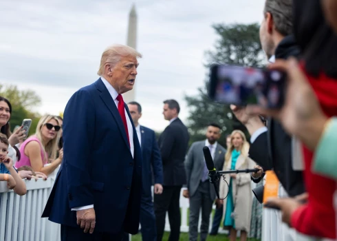 Donalds Tramps atbild uz žurnālistu jautājumiem.