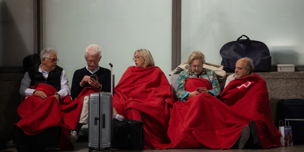 Vairāki desmiti cilvēku vilcienu stacijā Madridē, kur pavadīja nakti pēc elektrības pazušanas Spānijā 2025. gada 28. aprīlī.