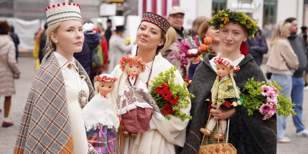 Rīgā notika akcijas "Uzvelc tautas tērpu par godu Latvijai" 10 gadu jubilejas pasākums.