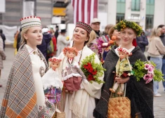 FOTO un VIDEO: Rīgas ielās iziet cilvēki tautas tērpos