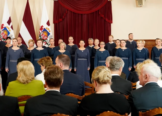 Jauktais koris "Ikšķile" Triju Zvaigžņu ordeņu pasniegšanas svinīgajā ceremonijā Rīgas pilī Latvijas Republikas neatkarības atjaunošanas 35.gadadienā.
