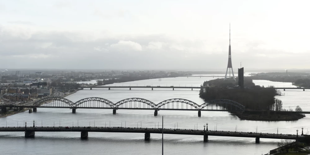 Tilti pār Daugavu un Zaķusala.