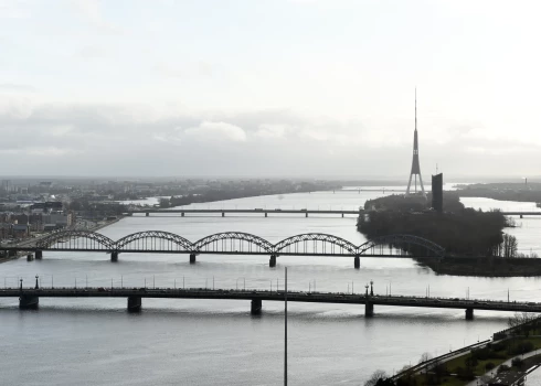 Tilti pār Daugavu un Zaķusala.