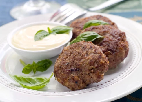 Maltās gaļas frikadeles ar gurķiem un diļļu mērci