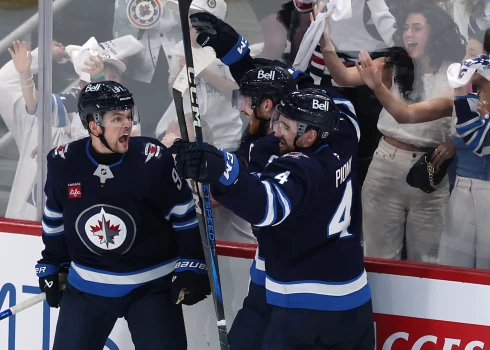 Šīs sezonas Nacionālās hokeja līgas (NHL) pamatturnīra uzvarētāja Vinipegas "Jets" svētdien ar uzvaru izšķirīgajā mačā sasniedza Stenlija kausa otro kārtu.