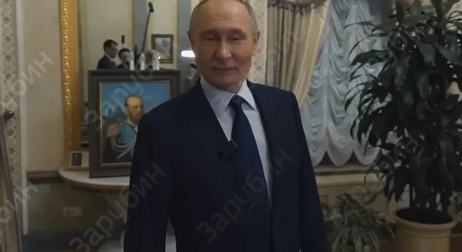 Одно из центральных мест в гостиной занимает портрет императора Александра III, а в другой комнате — Петра I.