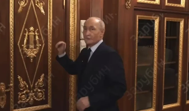 Кремлевские апартаменты Путина — это позолоченные стены, лепнина, тяжелые шторы, паркет и ковры, напоминающие интерьеры дворцов Романовых.