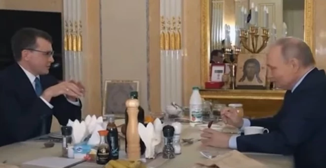 Журналист Павел Зарубин берет интервью у Путина в его квартире в Кремле.