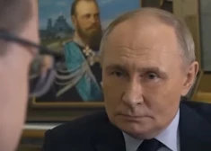 Одно из центральных мест в интерьере квартиры Путина занимает портрет императора Александра III. 