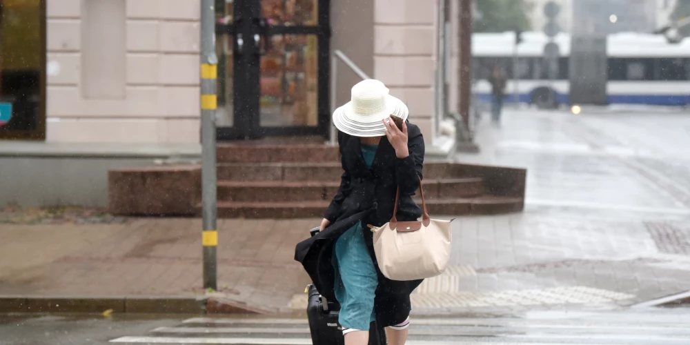 Otrdien gaidāms lietus un brāzmains vējš, prognozē Latvijas Vides, ģeoloģijas un meteoroloģijas centrā.