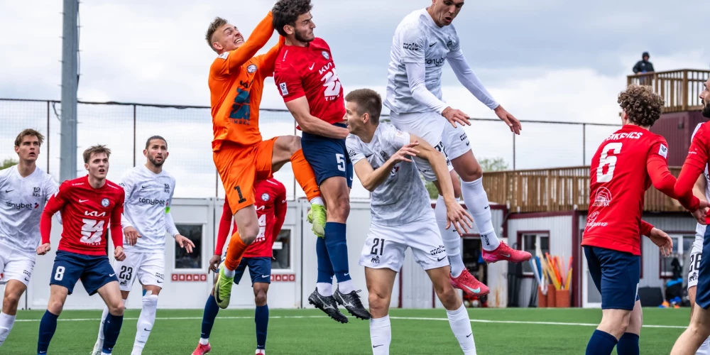 "Jelgavas" un RFS futbolisti skatītājus iepriecināja ar aizraujošu spēles noslēgumu (foto: Sanita Ieva Sparāne / RFS)