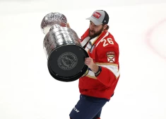 Uvis Jānis Balinskis ar Stenlija kausu, viņa "panterām" pērn finālā pieveicot Edmontonas "Oilers". Šonakt viņiem pretim stāsies cits kanādiešu grands Toronto "Maple Leafs"