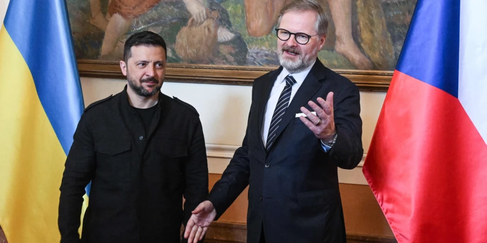 Čehijas premjerministrs Petrs Fiala (pa labi) and Ukrainas prezidents Volodimirs Zelenskis