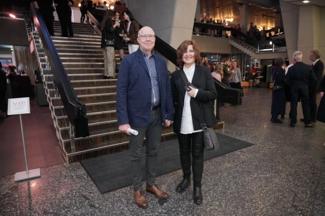 Tikai trīs nedēļas pirms audzēja operācijas kopā ar vīru Andreju Henrieta, noskūto galvu rotājot ar glītu parūku, Dailes teātrī apmeklēja pirmizrādi.