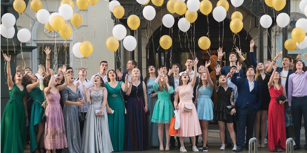 Izlaidums ir oficiāls, zīmīgs pasākums, kad cilvēkam tiek iedots viņa nopelnītais izglītības dokuments, tāpēc tērpam nevajadzētu būt raibam. Vislabākā izvēle meitenēm - vienkrāsaina kleita.