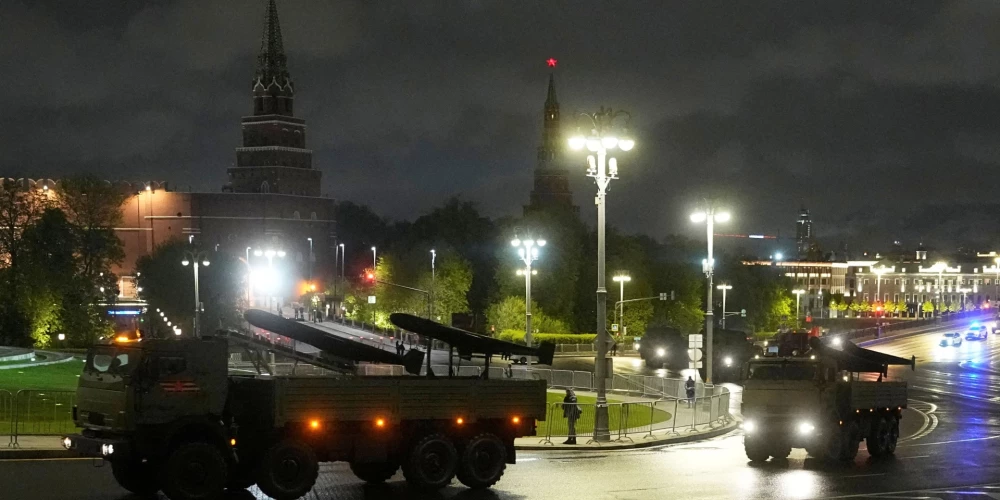 Kamēr Maskava gatavojas Uzvaras dienas parādei, tai intensīvi uzbrūk droni (foto: Scanpix / AP)